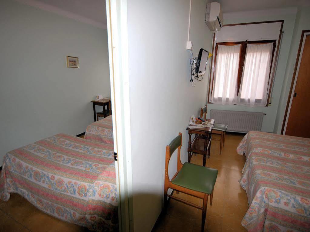 Hostal Fabrellas كالذيس ذي مالافييّا المظهر الخارجي الصورة